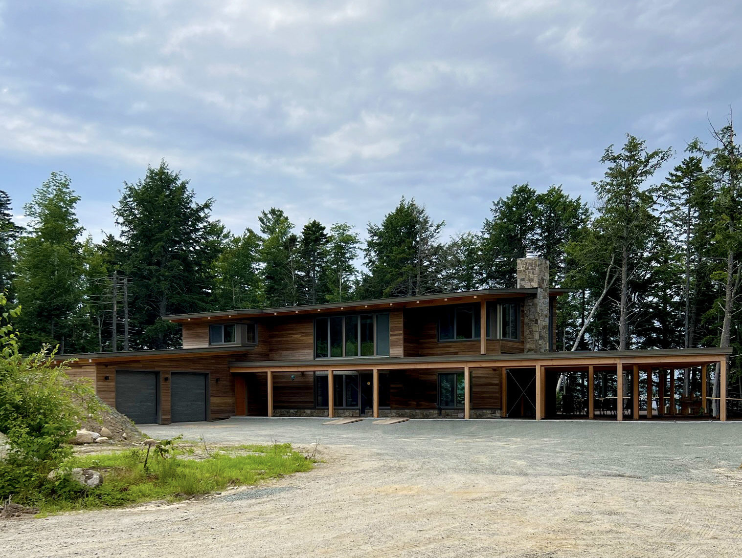 Exterior of home that utilizes a radiant floor for cooling and heating using Messana Controls.