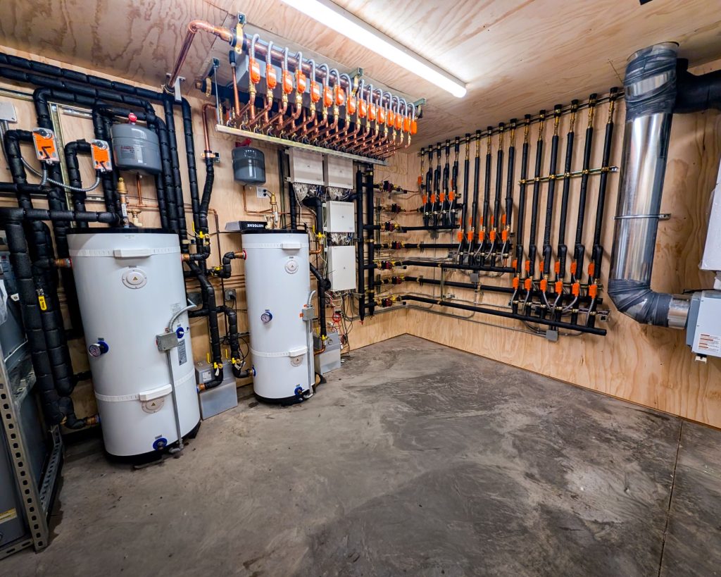 Messana Controls managing a complex 4-pipe hydronic heating and cooling system.